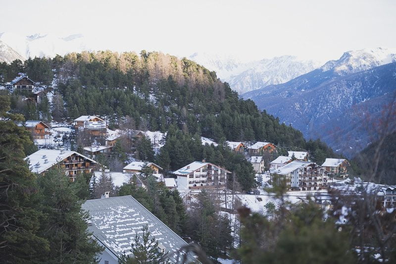French Alps babymoon, Winter maternity session with snow in Auron.
Pictures by wildroses