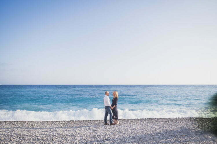The 30 best places for a PROPOSAL on the French Riviera 10 Couple tender moments on Nice beach after their proposal at Castle hill