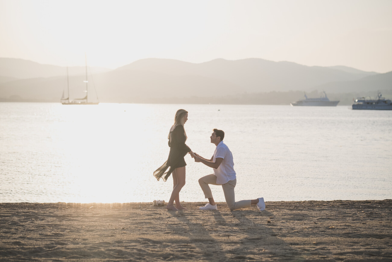 Saint-Tropez Photographer: Luxury Proposal, Elopement & Honeymoon 3 Saintr Tropez proposal on the beach with picnic and flowers
Proposal Photographer and planner Wildroses Studio