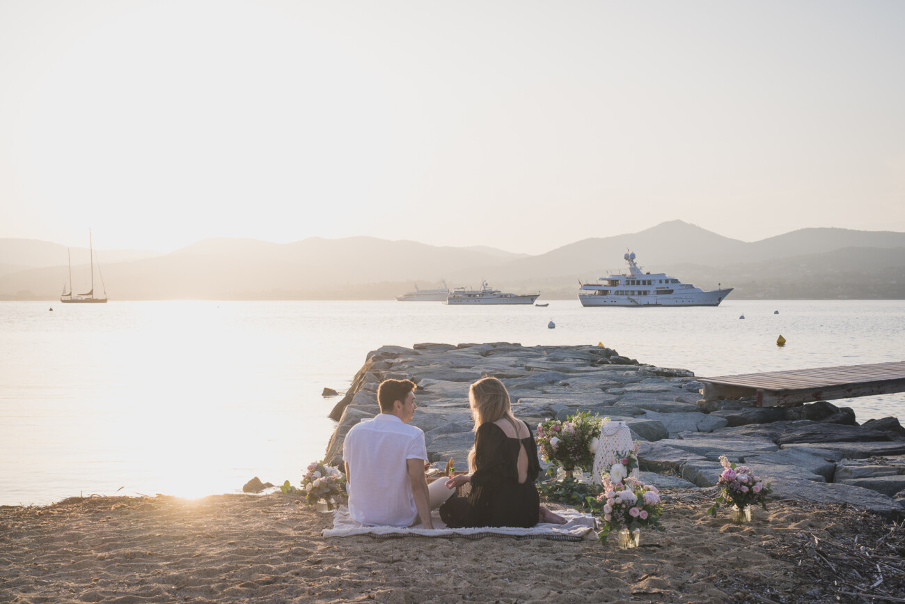 Saint Tropez Seaside picnic to celebrate their sunset propsal
