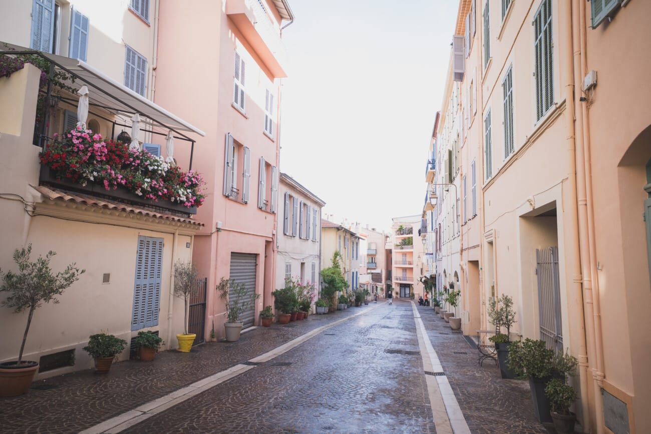 Morning intimate French Riviera same-sex proposal strolling Le Suquet streets in Cannes
Proposal planning and photography Wildroses
