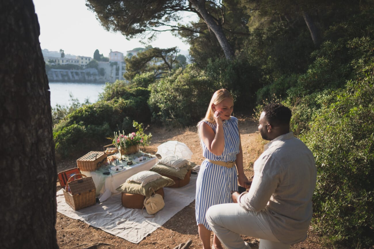 Sunset Love Story: A Seaside Proposal Picnic on the French Riviera 5 French Riviera intimate seaside proposal 12