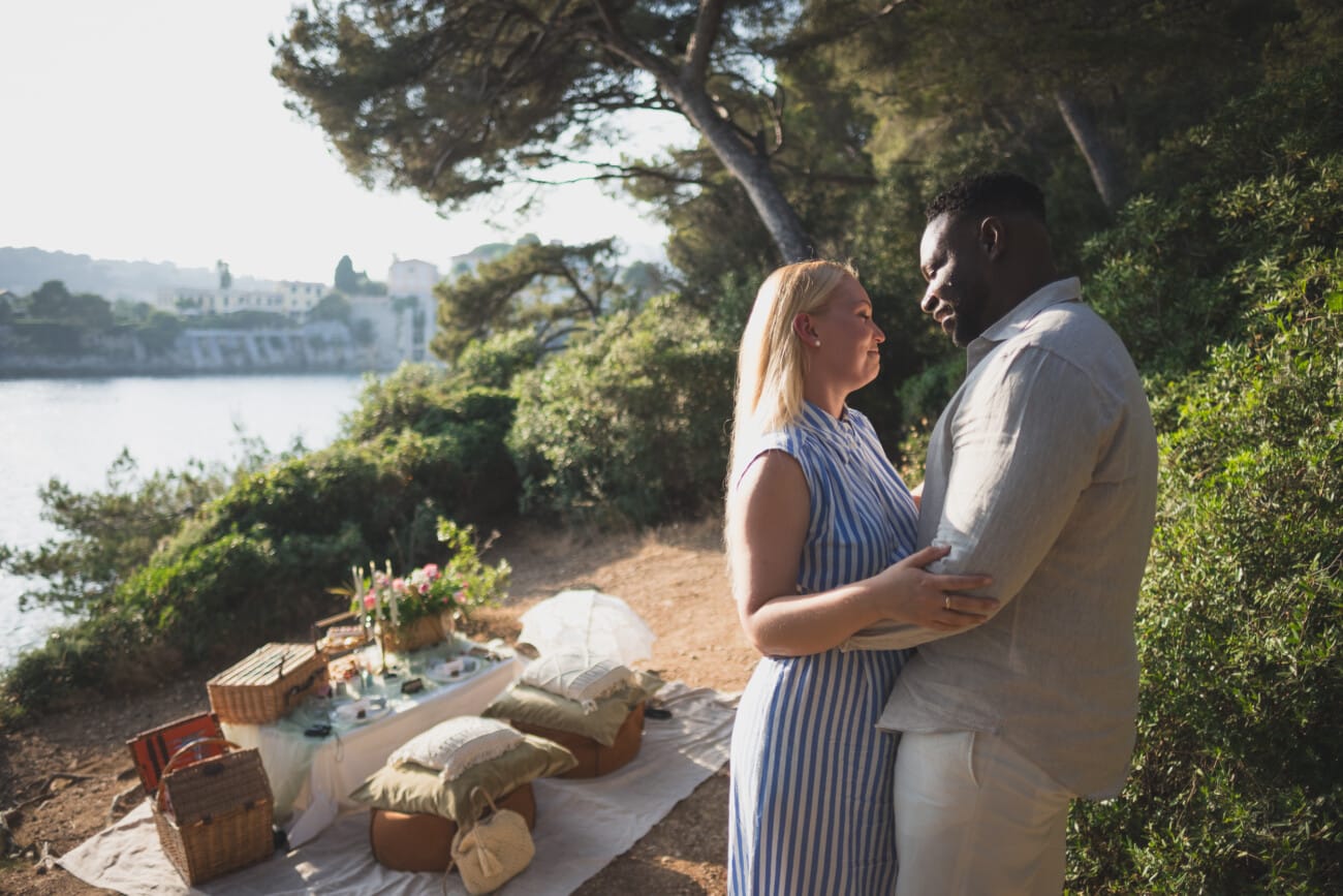 Sunset Love Story: A Seaside Proposal Picnic on the French Riviera 7 French Riviera intimate seaside proposal 17