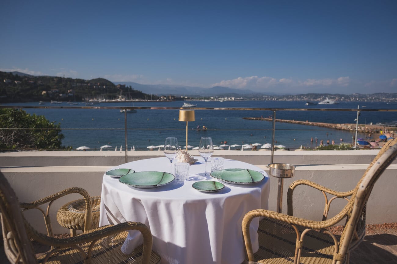 Chateau de Théoule gastronomic restaurant Mareluna  dinner facing the sea and alps mountains