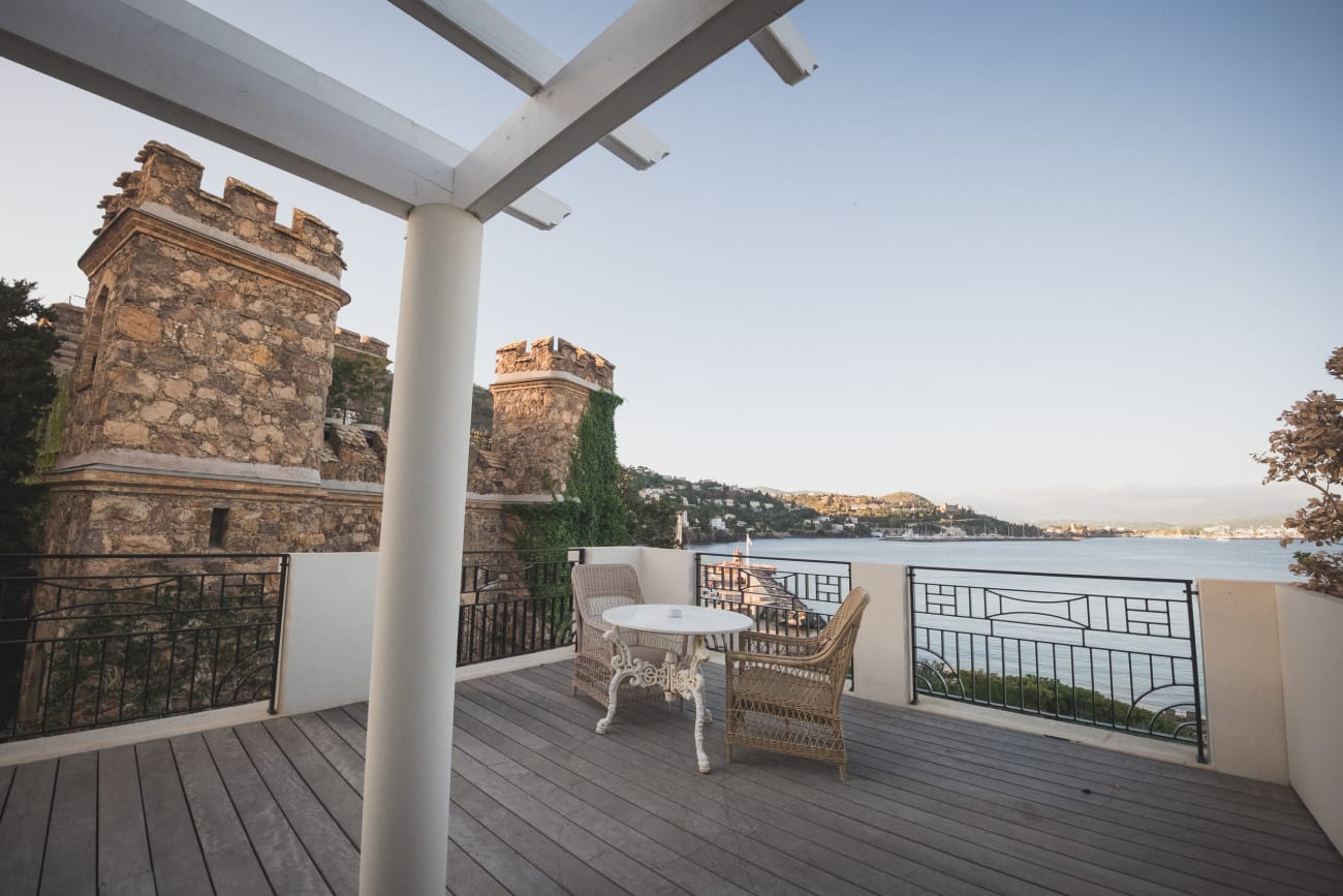 Chateau de Théoule, Terrace suites facing Théoule-sur-Mer bay