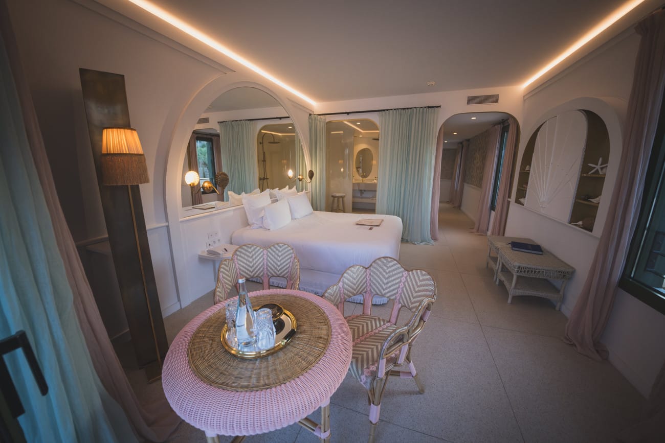 Chateau de Théoule, Terrace suites elegant and colorful interior