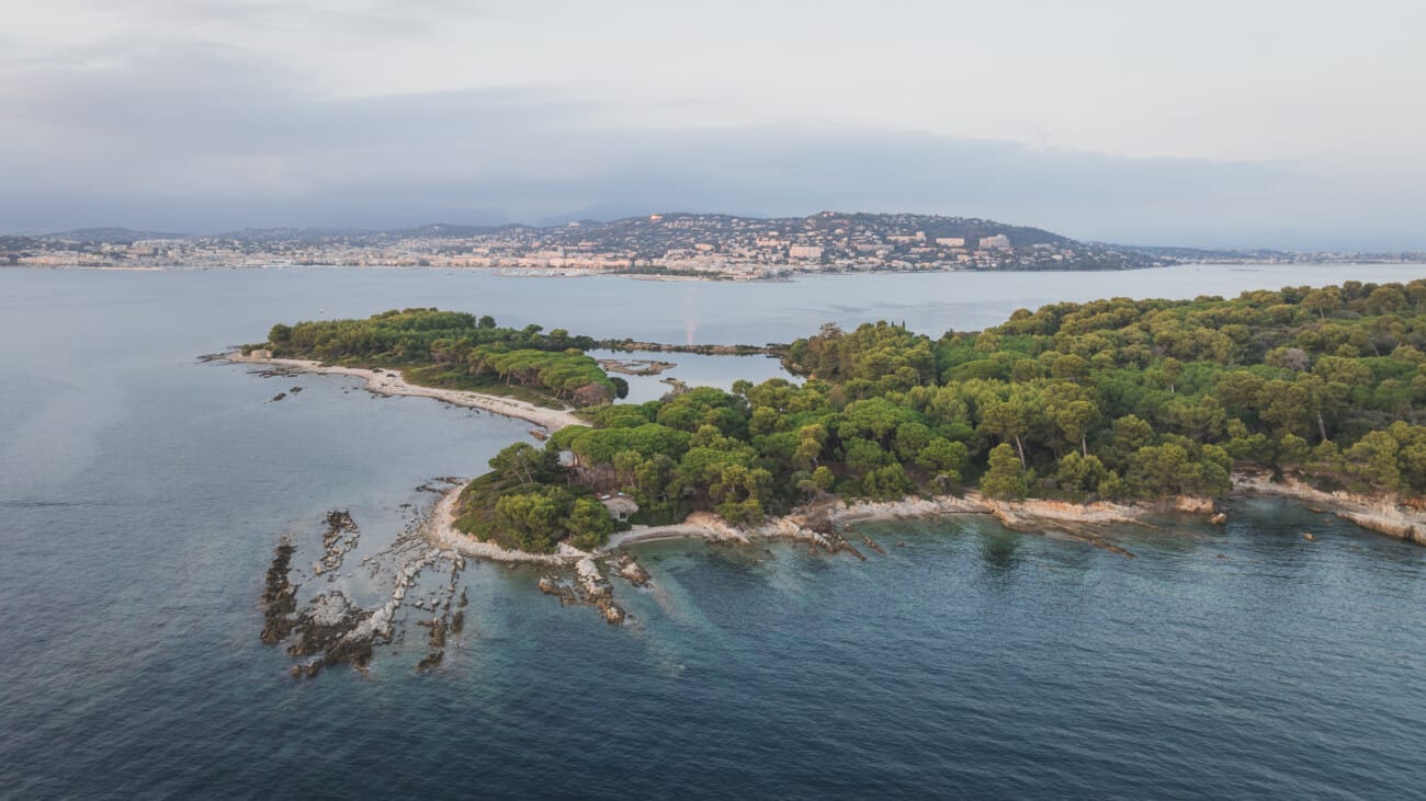 A Romantic Proposal on a Yacht between the Lérins Islands 27 Lérins Islands, near Cannes Amazing place for a Fall proposal on the French Riviera.