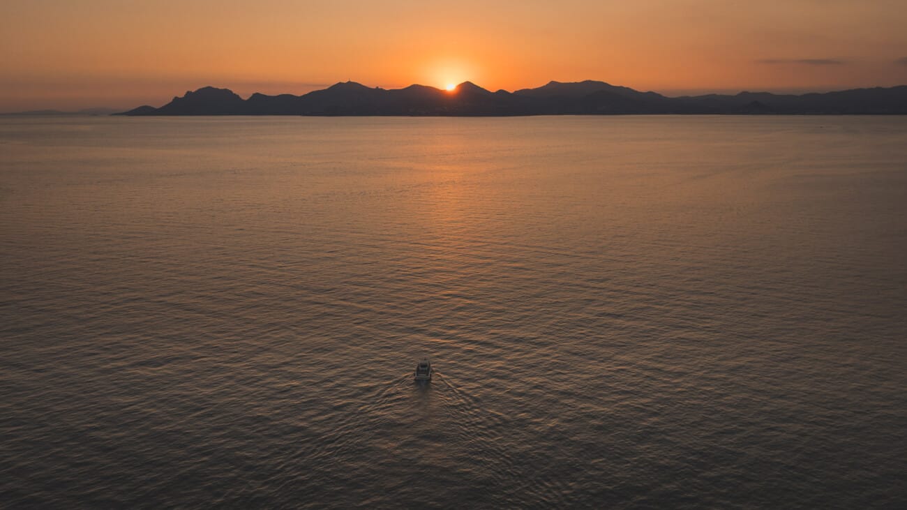 A Romantic Proposal on a Yacht between the Lérins Islands 28 Sunset over calm Mediterranean waters after an intimate French Riviera Yacht proposal near Cannes.
Planning and Photography by WildRoses Studio.