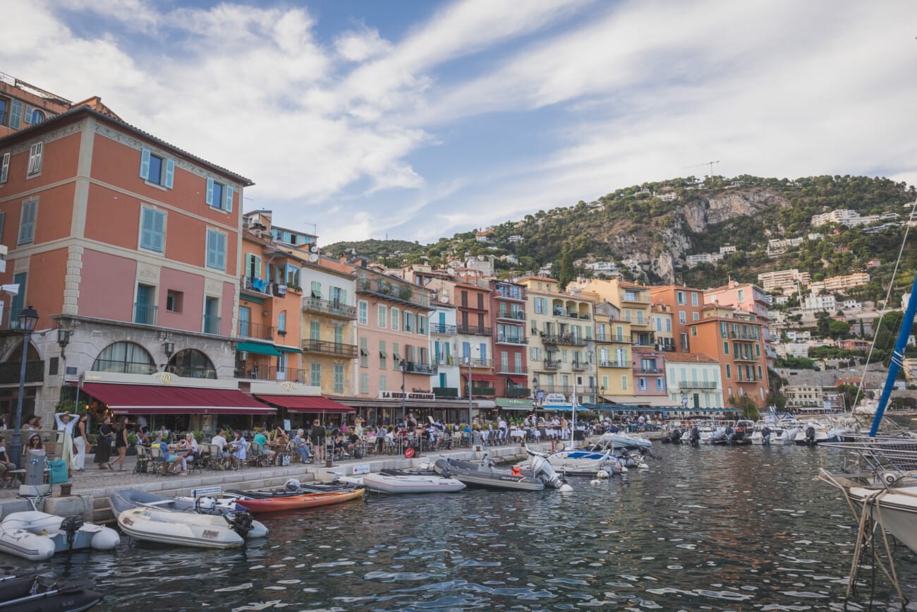 The Ultimate Girls’ Trip: A Mother and Daughters’ Legacy Session on the French Riviera 18 Professional family portrait of a mother and two daughters, a perfect keepsake from their French Riviera vacation