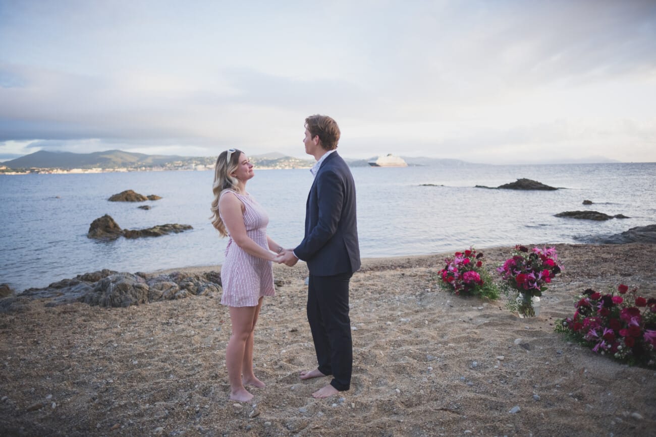 Saint Tropez early morning proposal planned on the beach with flowers and champagne at sunrise
Planning and photography WildRoses